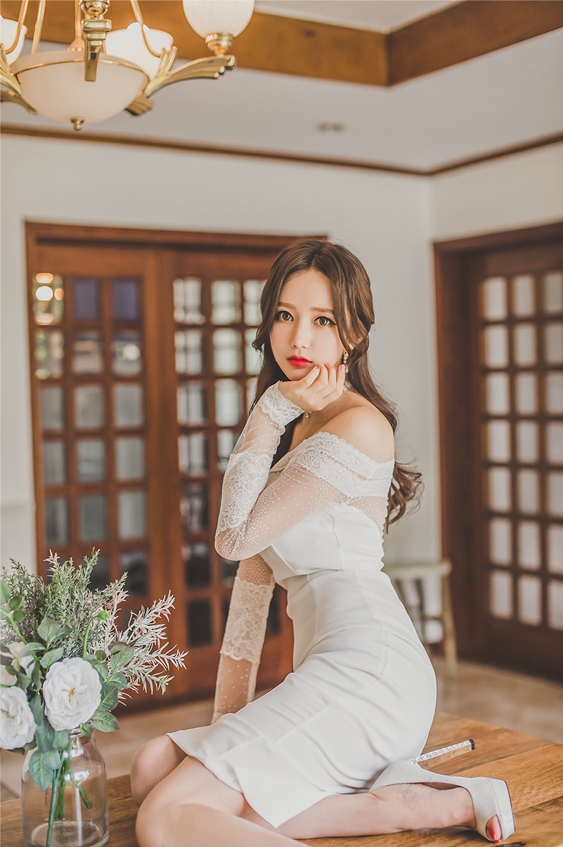 韩国红唇美少妇长裙露性感香肩甜美红唇写真
