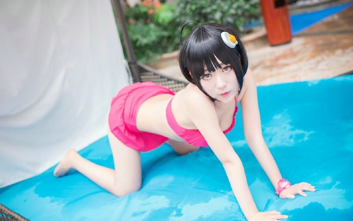 短发少女泳装清新白皙迷人写真