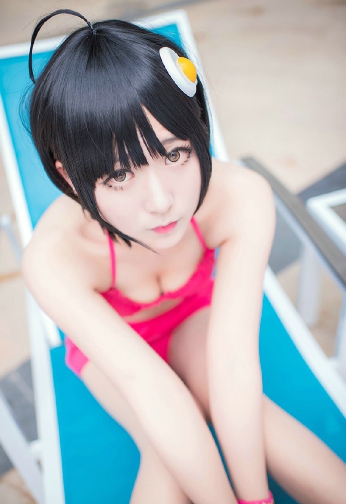 短发少女泳装清新白皙迷人写真