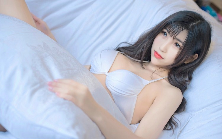 鲜嫩妹妹性感无比有人床照肌肤雪白通透诱惑