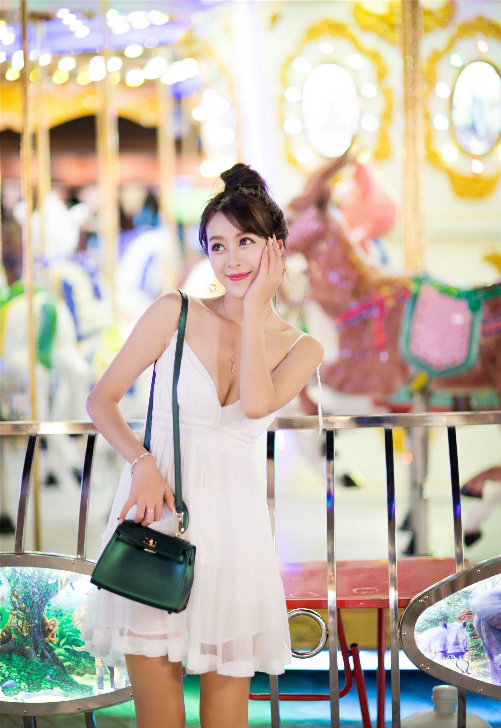 气质女神王曼妮美胸粉嫩迷人写真