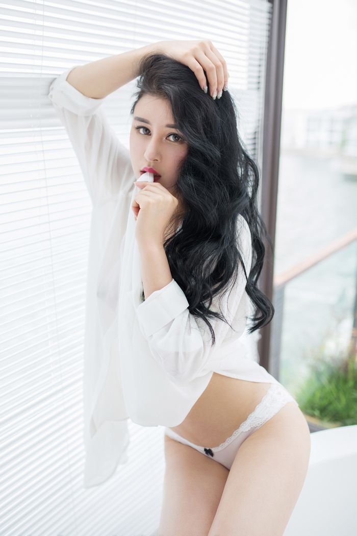 性感女神叶佳颐私房内衣美乳诱惑写真