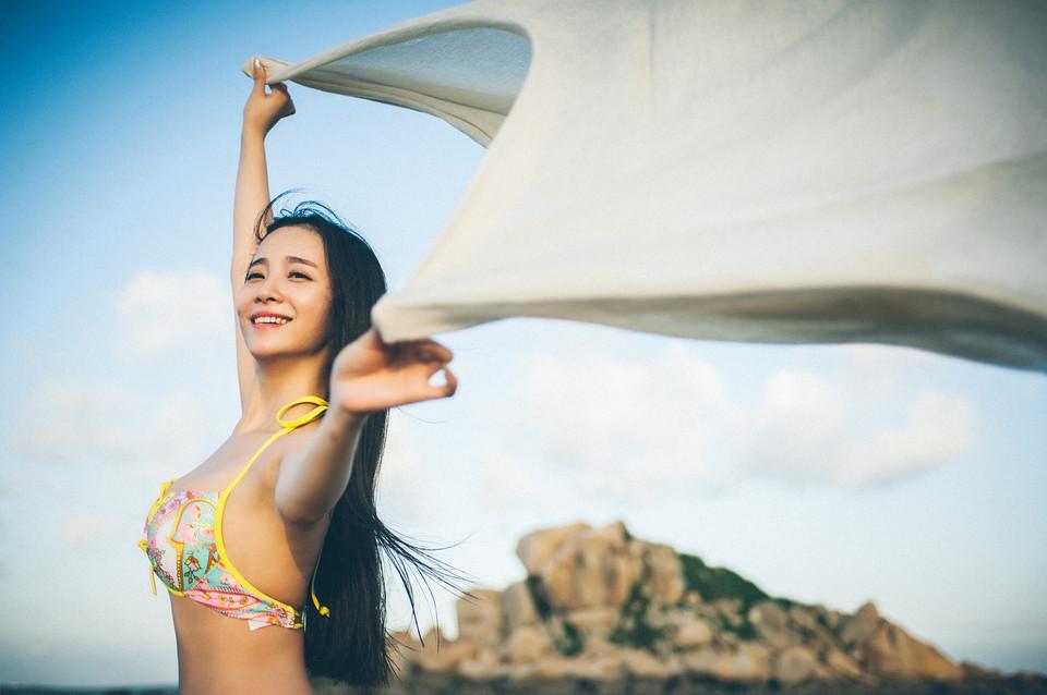 气质美女沙滩比基尼写真笑容甜美迷人