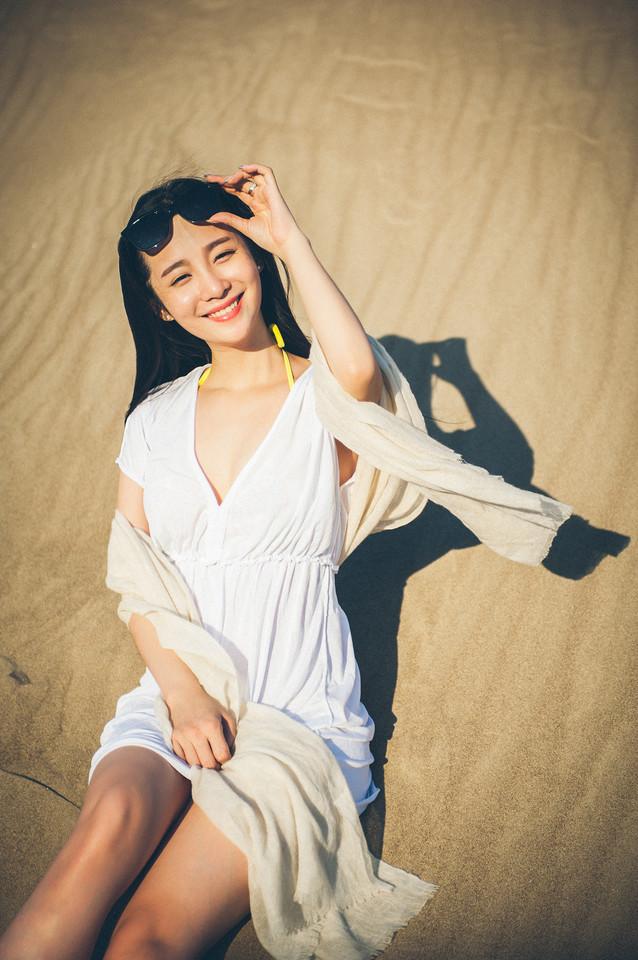 气质美女沙滩比基尼写真笑容甜美迷人