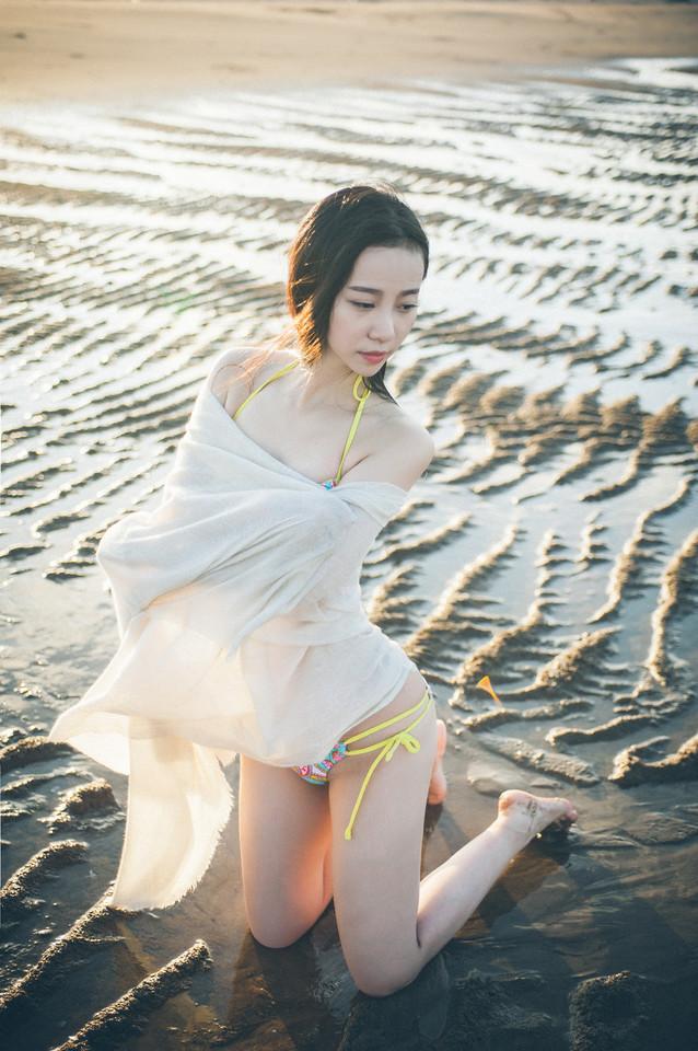 气质美女沙滩比基尼写真笑容甜美迷人