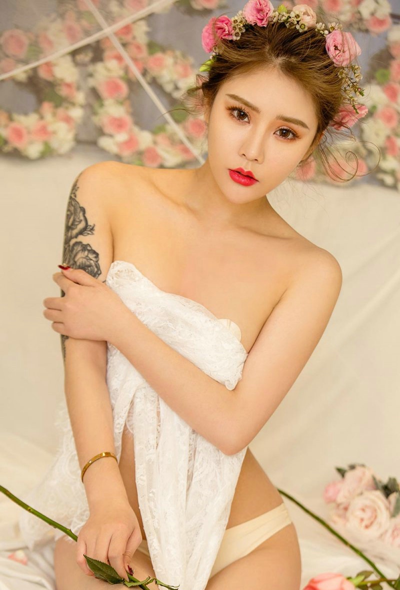 翘臀女王爱丽莎浴巾裹身销魂捂奶写真