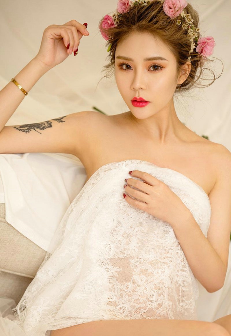 翘臀女王爱丽莎浴巾裹身销魂捂奶写真