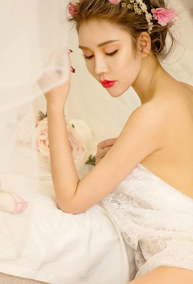 翘臀女王爱丽莎浴巾裹身销魂捂奶写真