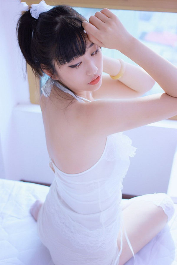白皙少女私房性感写真酥胸诱人
