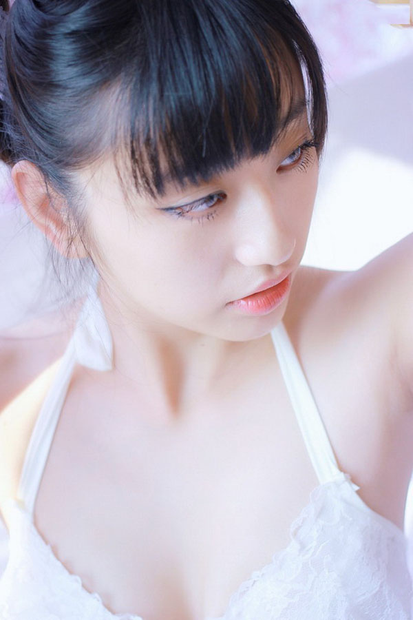 白皙少女私房性感写真酥胸诱人