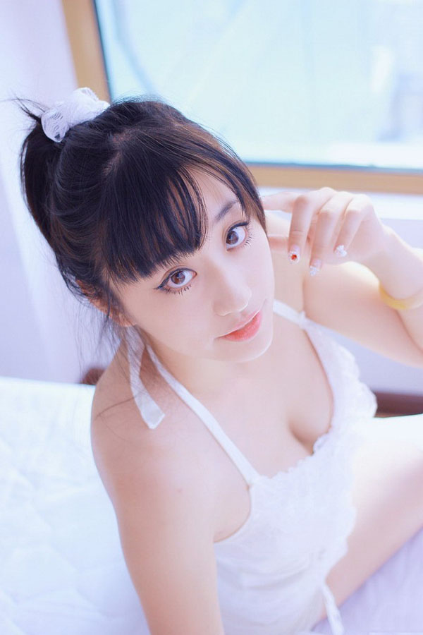 白皙少女私房性感写真酥胸诱人
