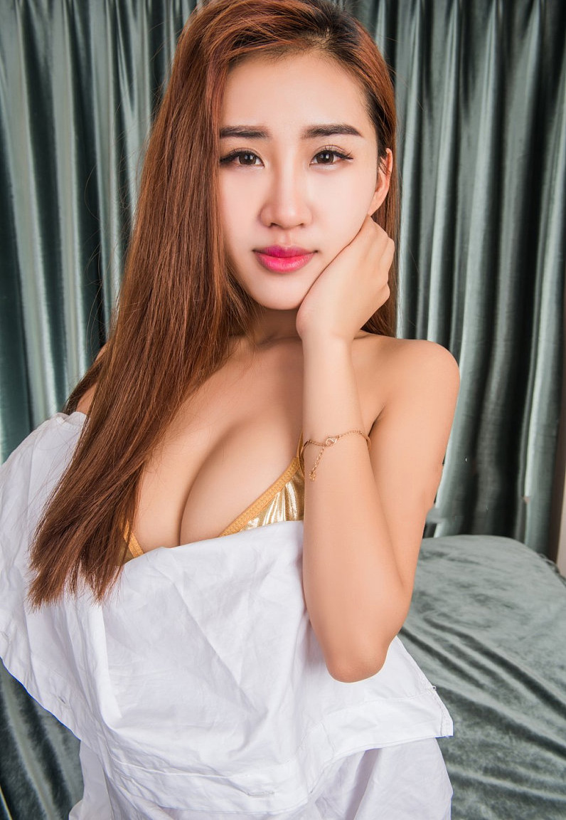 头条女神翘肥臀床上露私房丰满写真