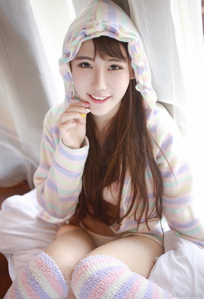 俏皮小女生的内衣诱惑私房性感写真