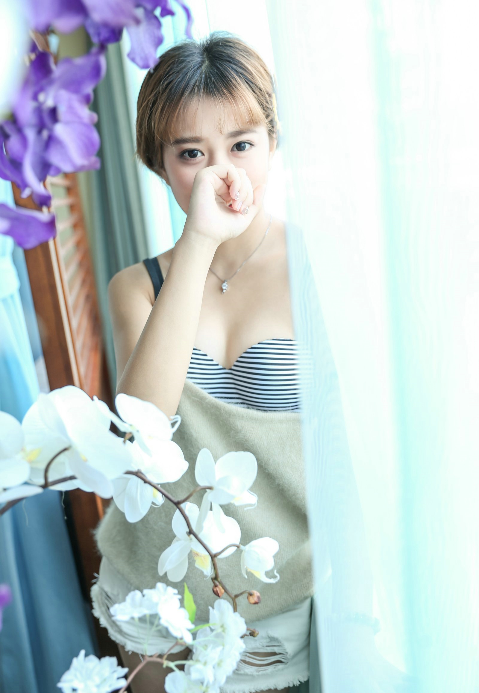 短发美女柠檬vivi私房写真酥胸诱人