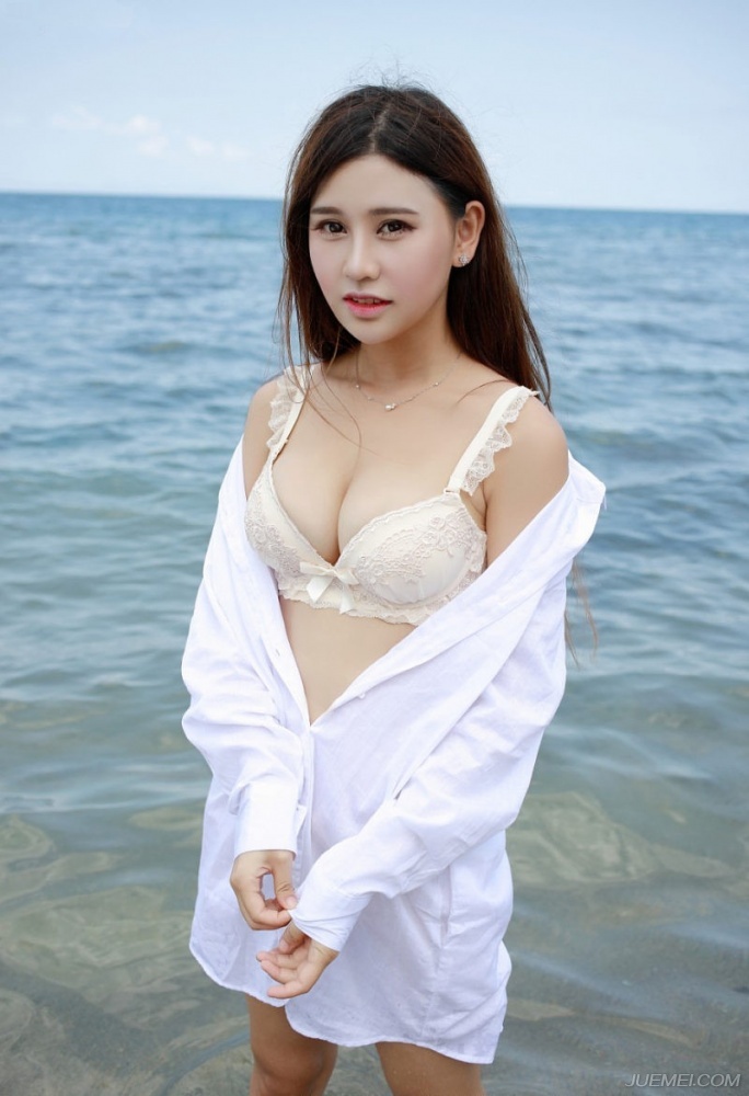 气质女神马尔代夫的迷人假期丰满靓丽阳光写真