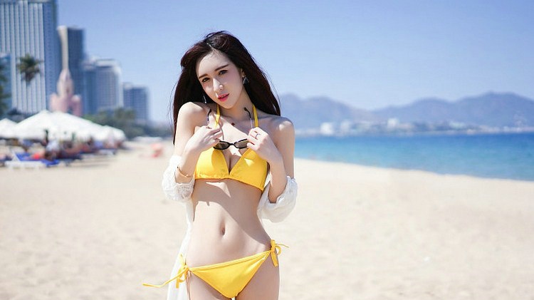 海滩骨感女神性感比基尼高清丰满养眼写真