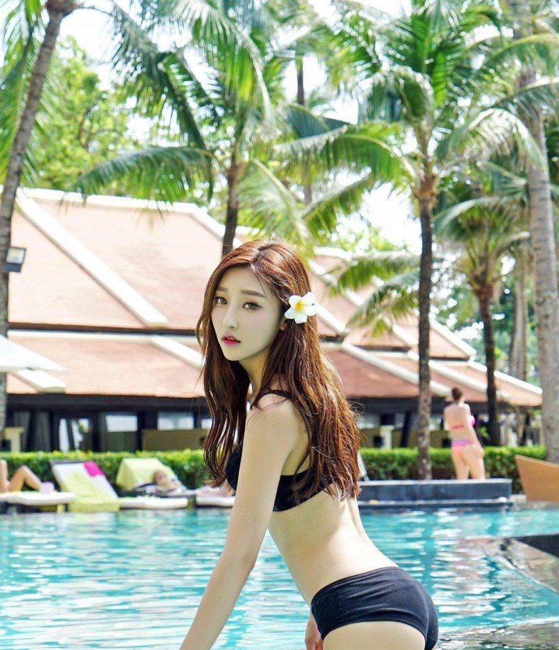身材高挑的比基尼美女李筱乔JoJo性感写真