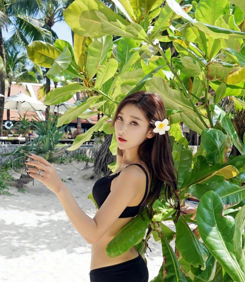 身材高挑的比基尼美女李筱乔JoJo性感写真