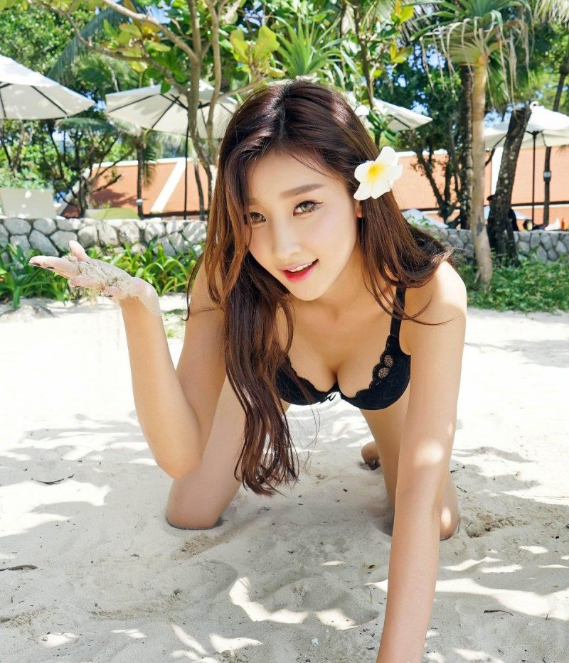 身材高挑的比基尼美女李筱乔JoJo性感写真