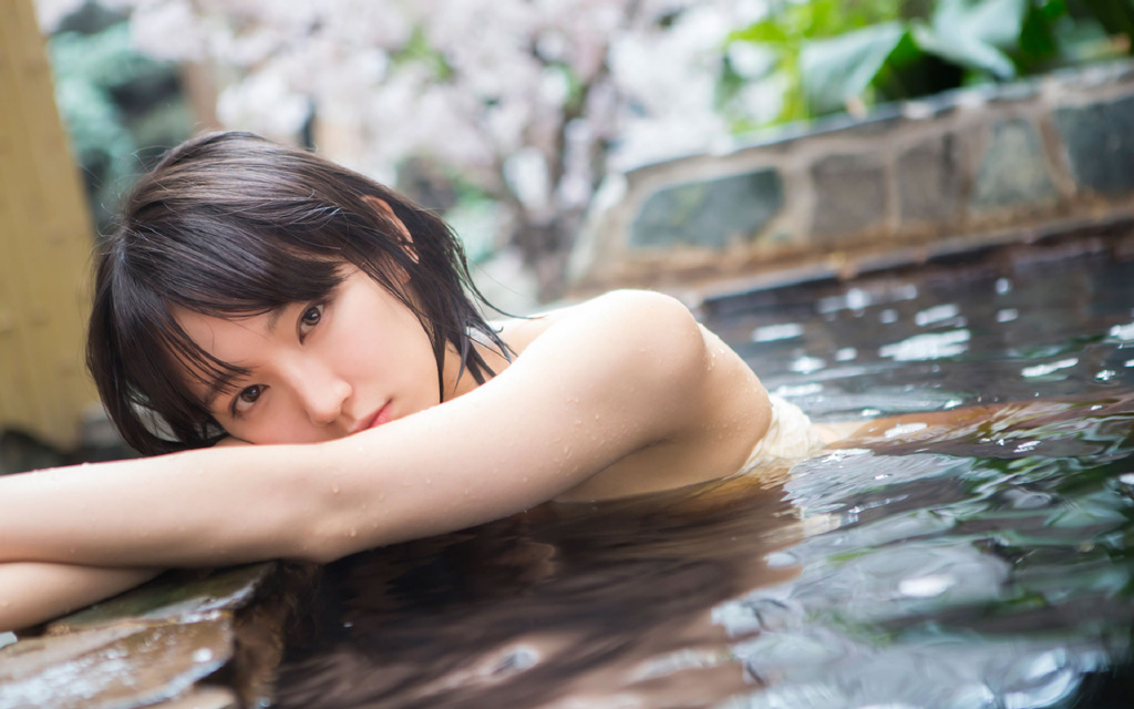 日系漂亮的素颜清纯女孩私房比基尼惹火写真