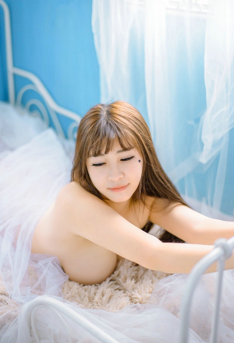 肥臀纤腰性感少女豪乳微颤唯美私房写真