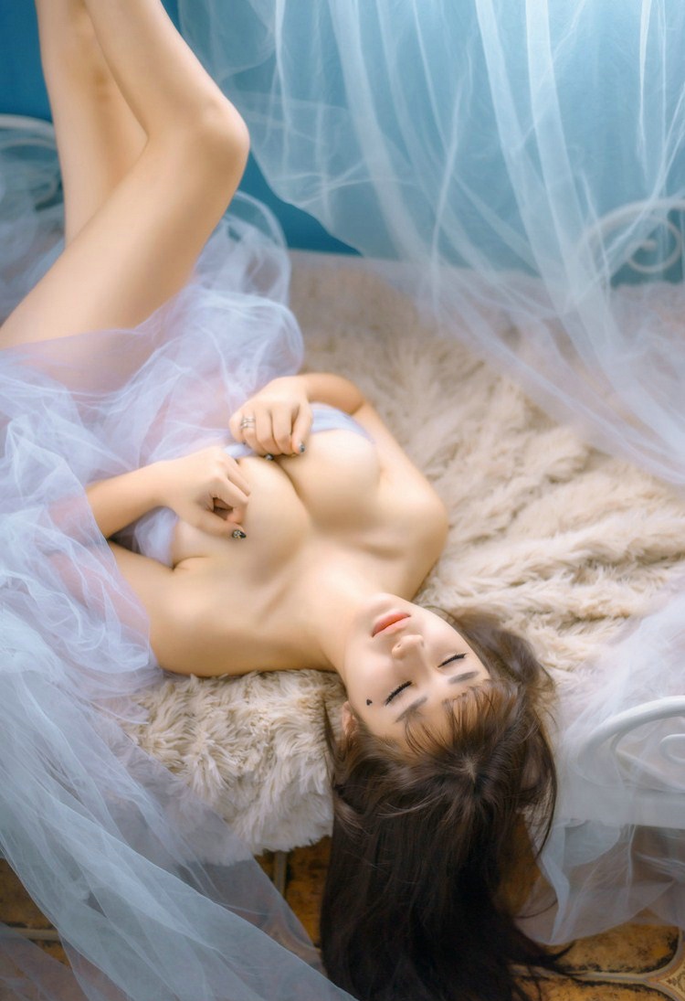 肥臀纤腰性感少女豪乳微颤唯美私房写真