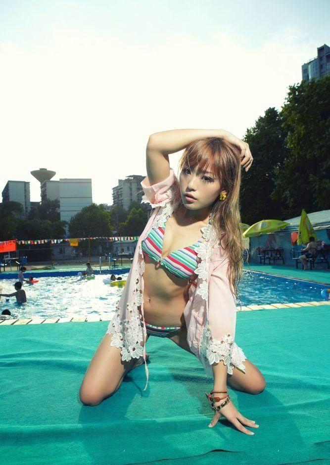 性感美女泳池比基尼写真湿身诱人