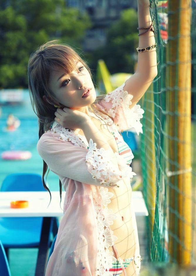 性感美女泳池比基尼写真湿身诱人