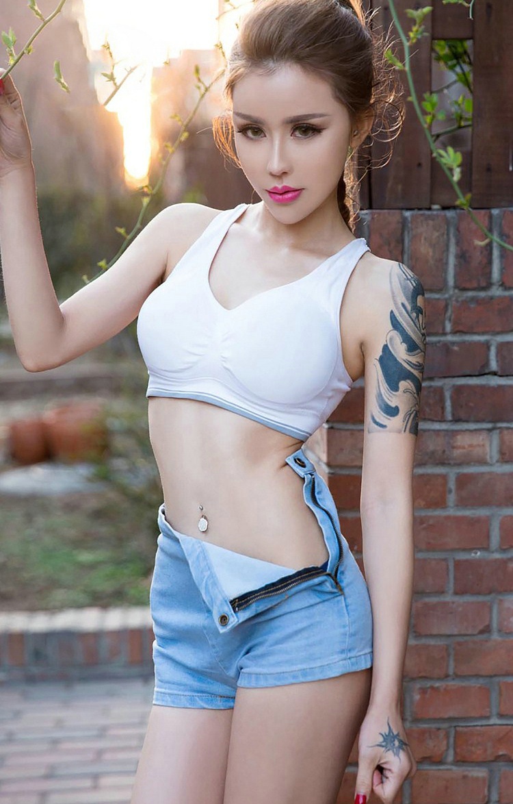 爱尤物性感女神莫干娜销魂丰满身姿令人神往