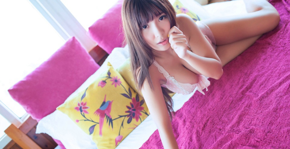 夏门之旅的美女晓茜酒店内衣丰满甜美温馨写真