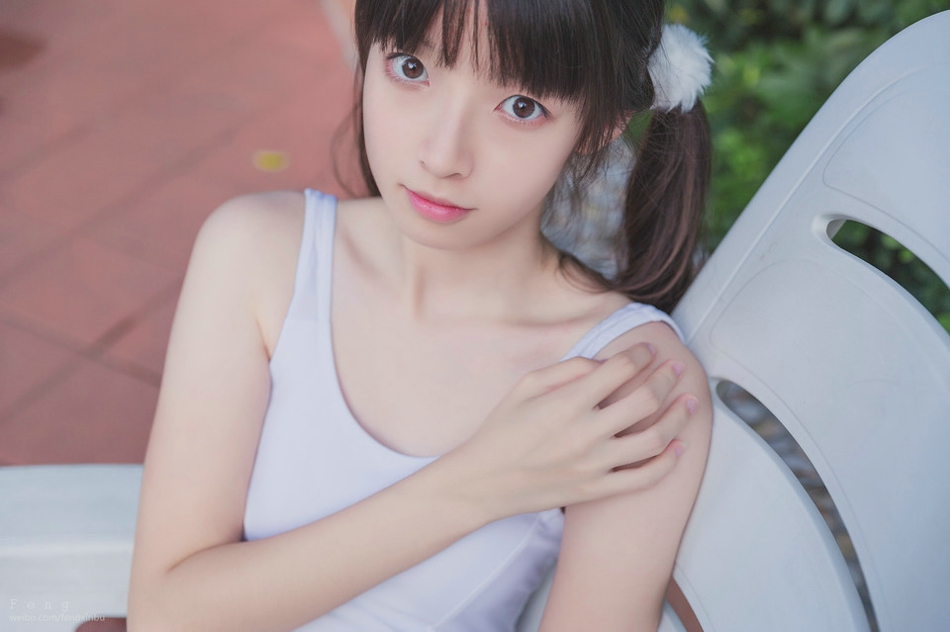 夏天泳池死库水美女香艳无比