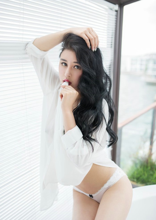 性感美女叶佳颐袒胸透视霸气侧漏写真