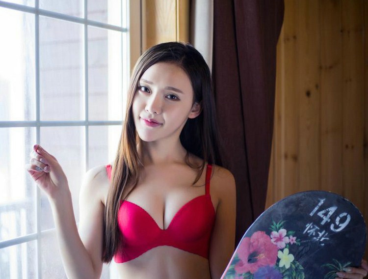 性感尤物大胸比基尼美女室内诱惑写真