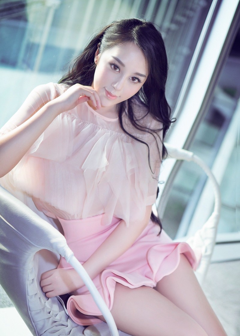 巨乳御姐Christy周彤大妞范儿丰满写真