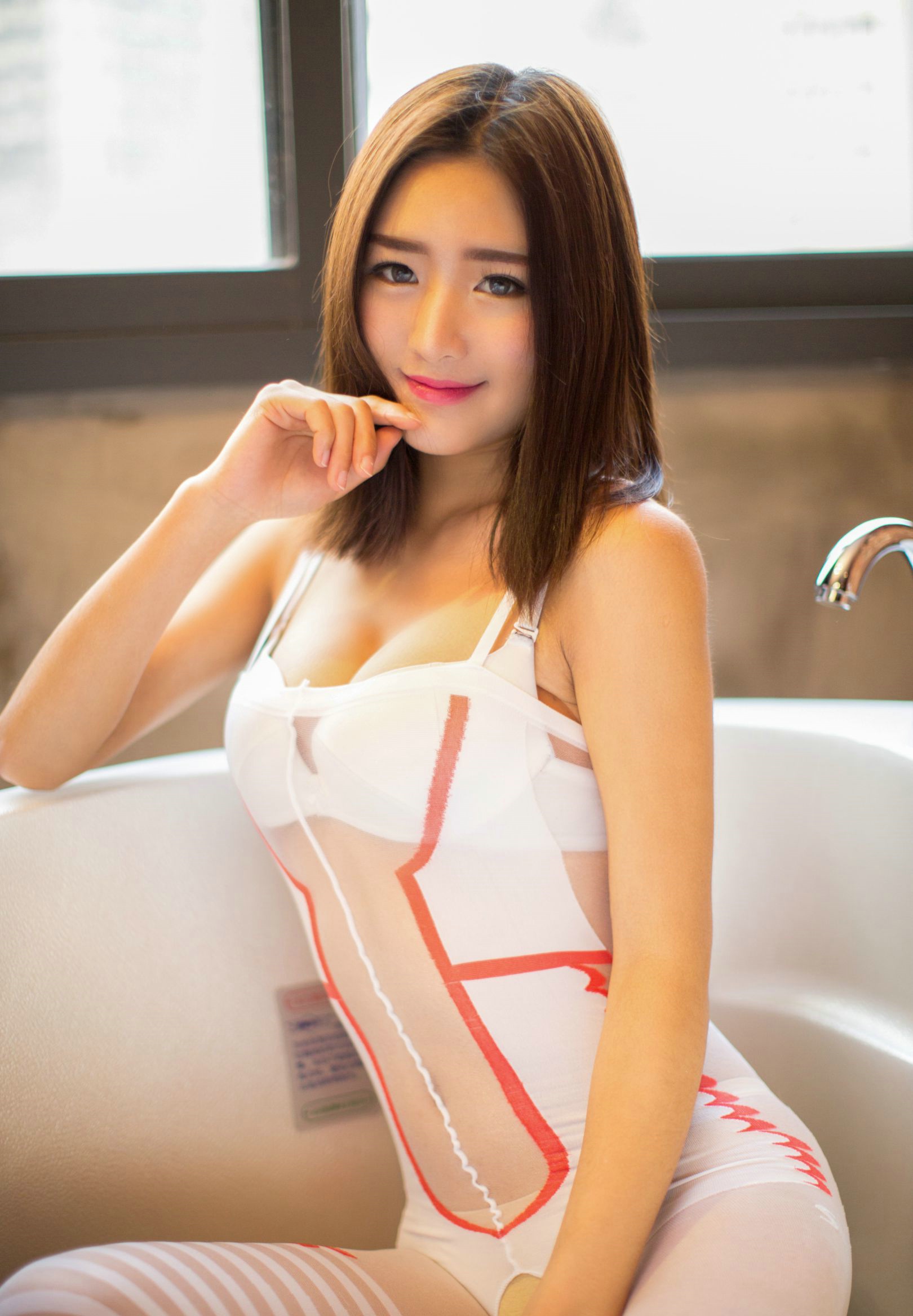 周琰琳LIN气质丰满制服诱惑写真图片