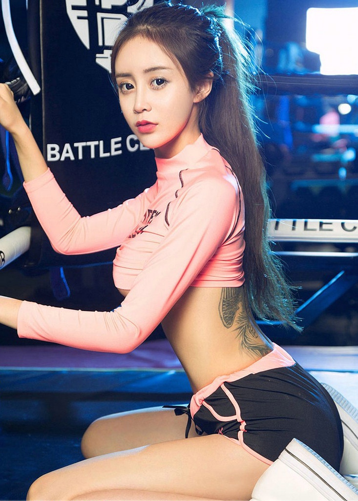 36D饱满高耸酥胸运动女神短裙写真套图