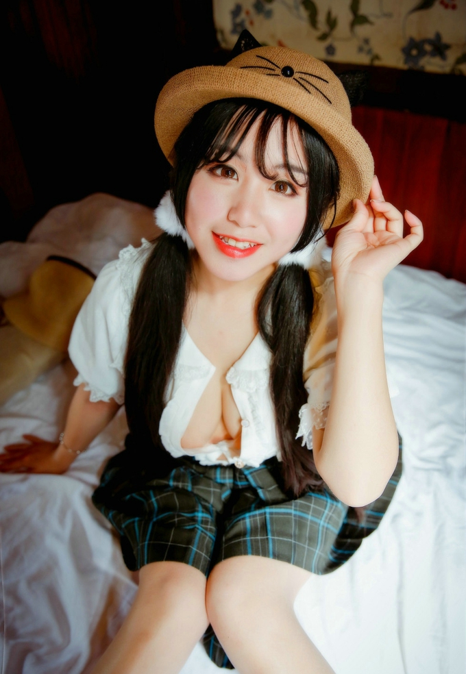 嫩模V菜居家私房雪嫩豪乳娇羞迷人写真