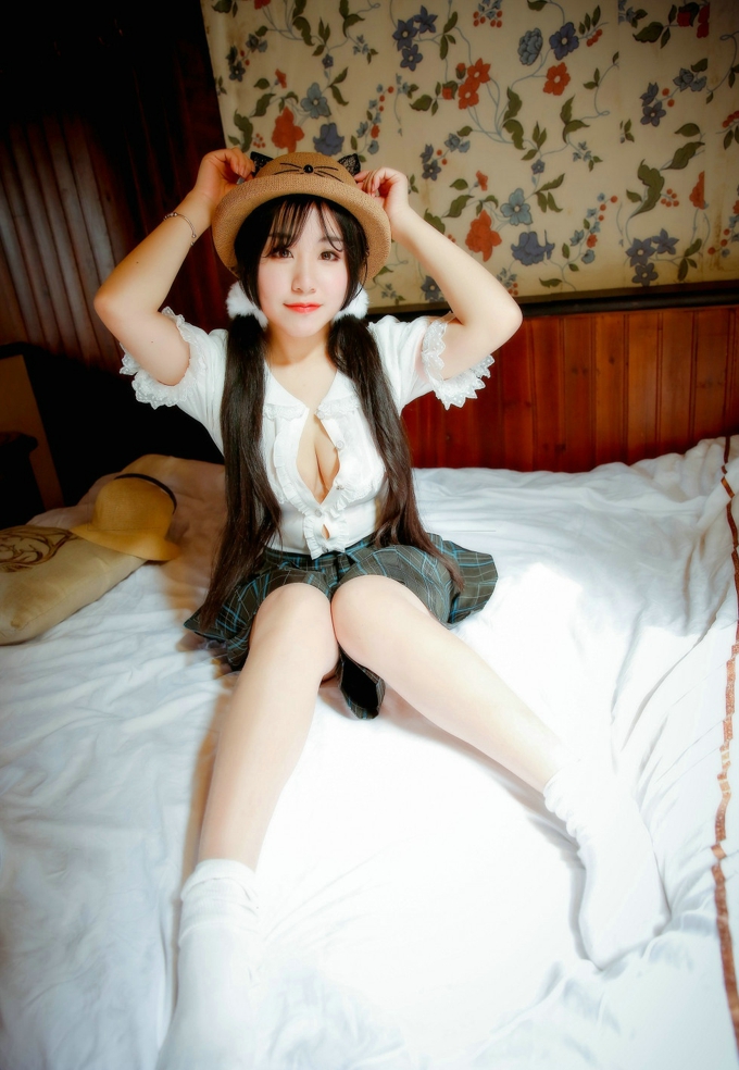 嫩模V菜居家私房雪嫩豪乳娇羞迷人写真