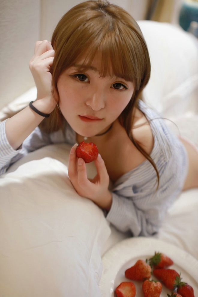 性感娇嫩草莓妹妹MoMo翘臀衬衣床上妖娆私房写真