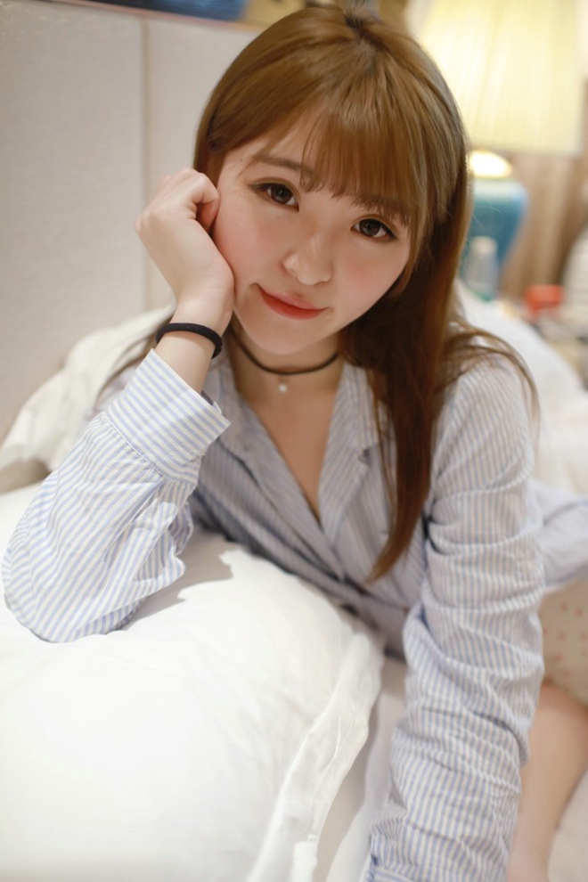 性感娇嫩草莓妹妹MoMo翘臀衬衣床上妖娆私房写真