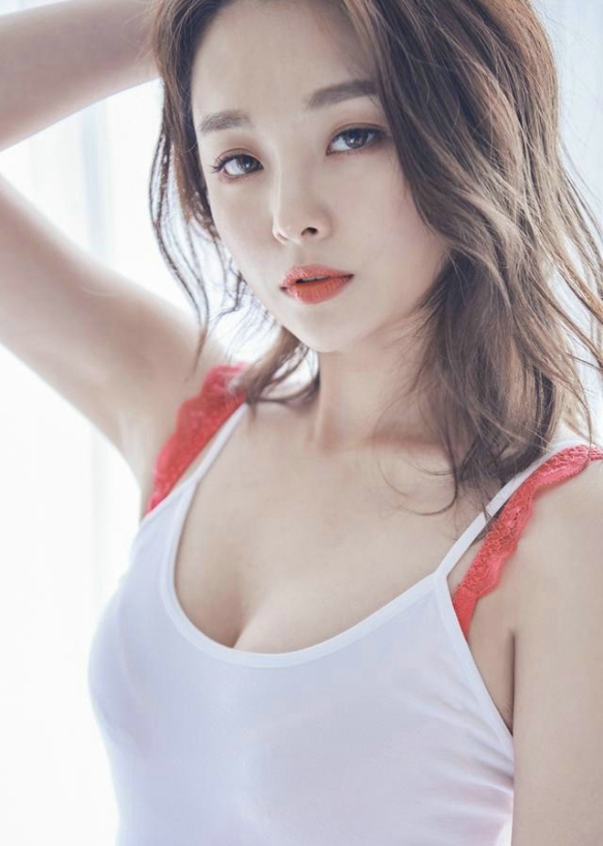 性感纯洁嫩模白里透红唯美诱人娇嫩妩媚写真