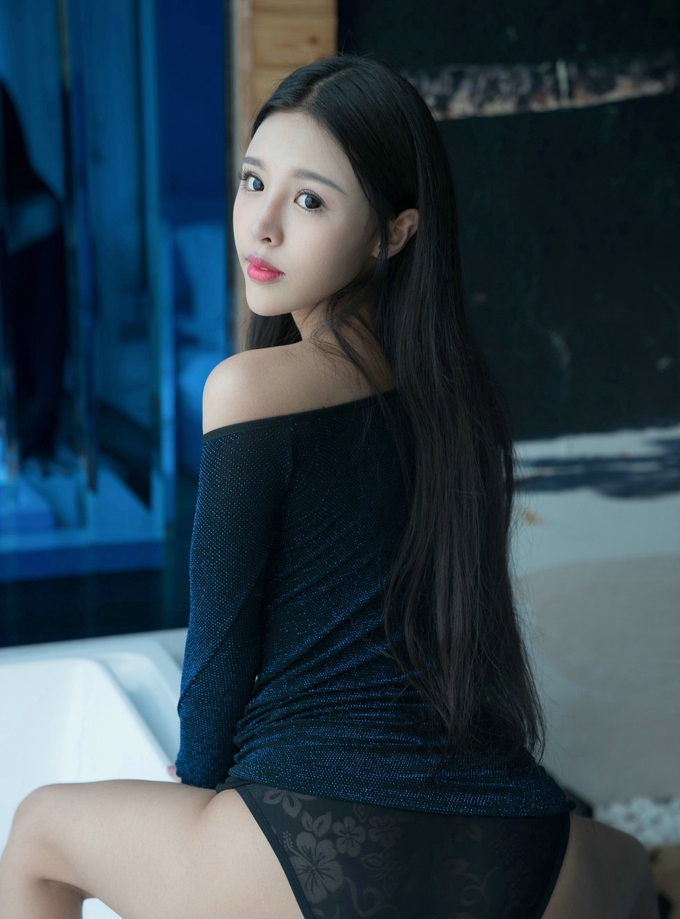 糖果女神性感连衣裙浴缸私房气质大胸翘臀写真