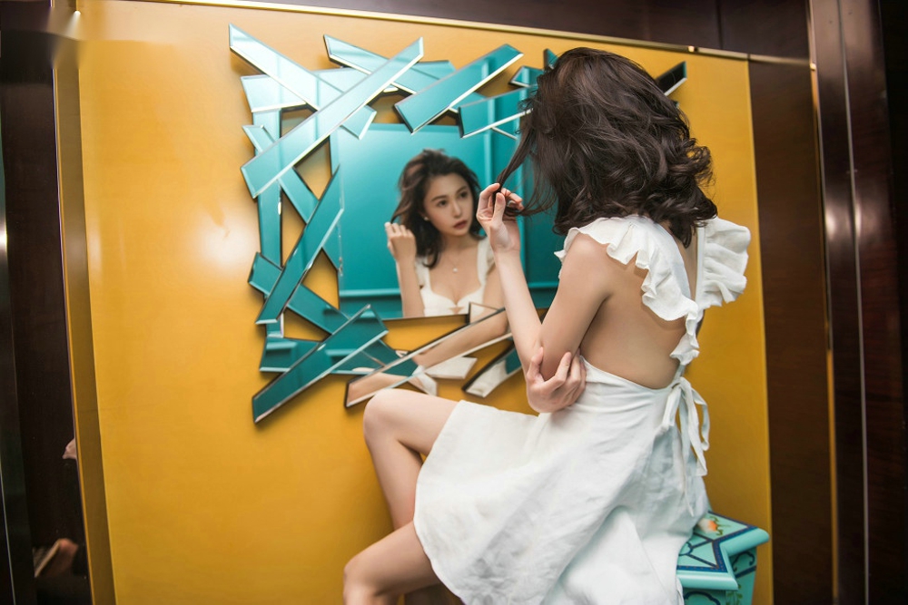 嫩模小爱白色低胸连身裙秀美乳居家人妻诱惑写真