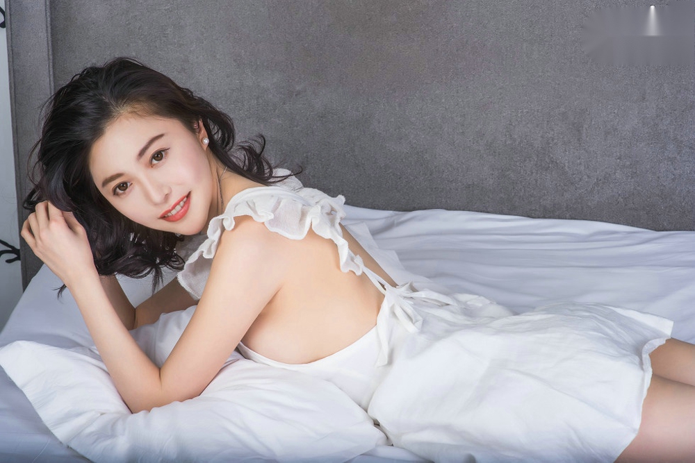 嫩模小爱白色低胸连身裙秀美乳居家人妻诱惑写真
