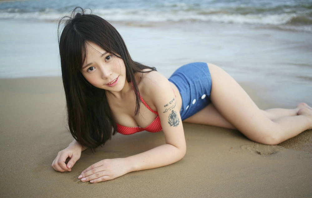 Evelyn艾莉沙滩泳衣美乳翘臀长腿性感诱人魅惑写真