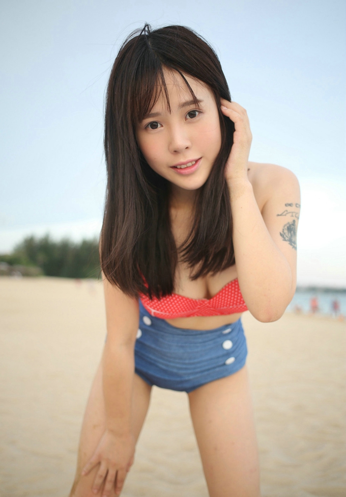 Evelyn艾莉沙滩泳衣美乳翘臀长腿性感诱人魅惑写真