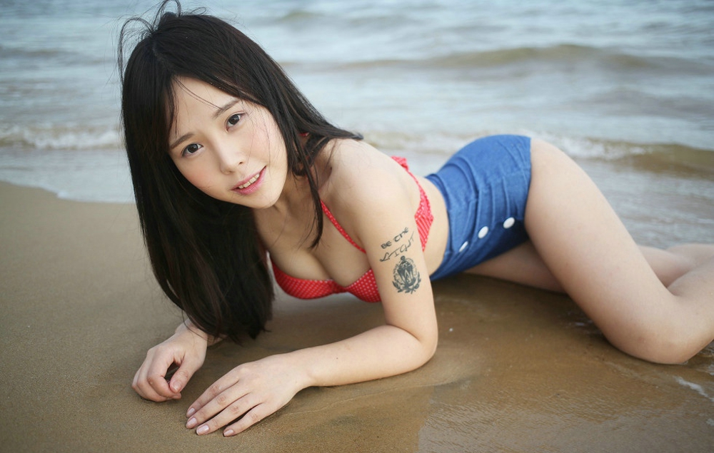 Evelyn艾莉沙滩泳衣美乳翘臀长腿性感诱人魅惑写真
