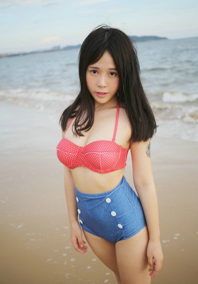 Evelyn艾莉沙滩泳衣美乳翘臀长腿性感诱人魅惑写真