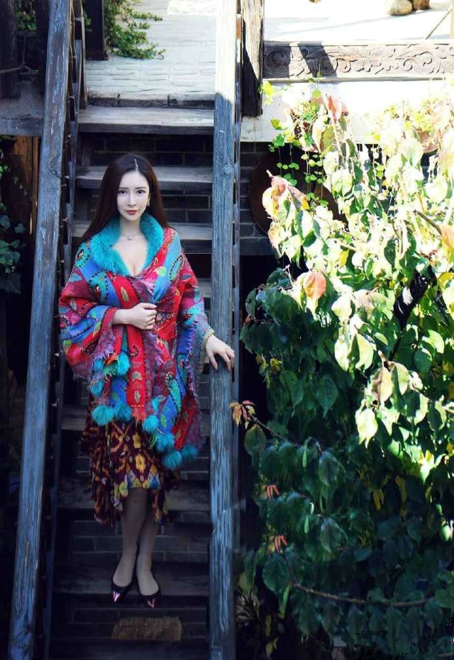 咪娜咪娜性感露胸生活阳光诱人写真