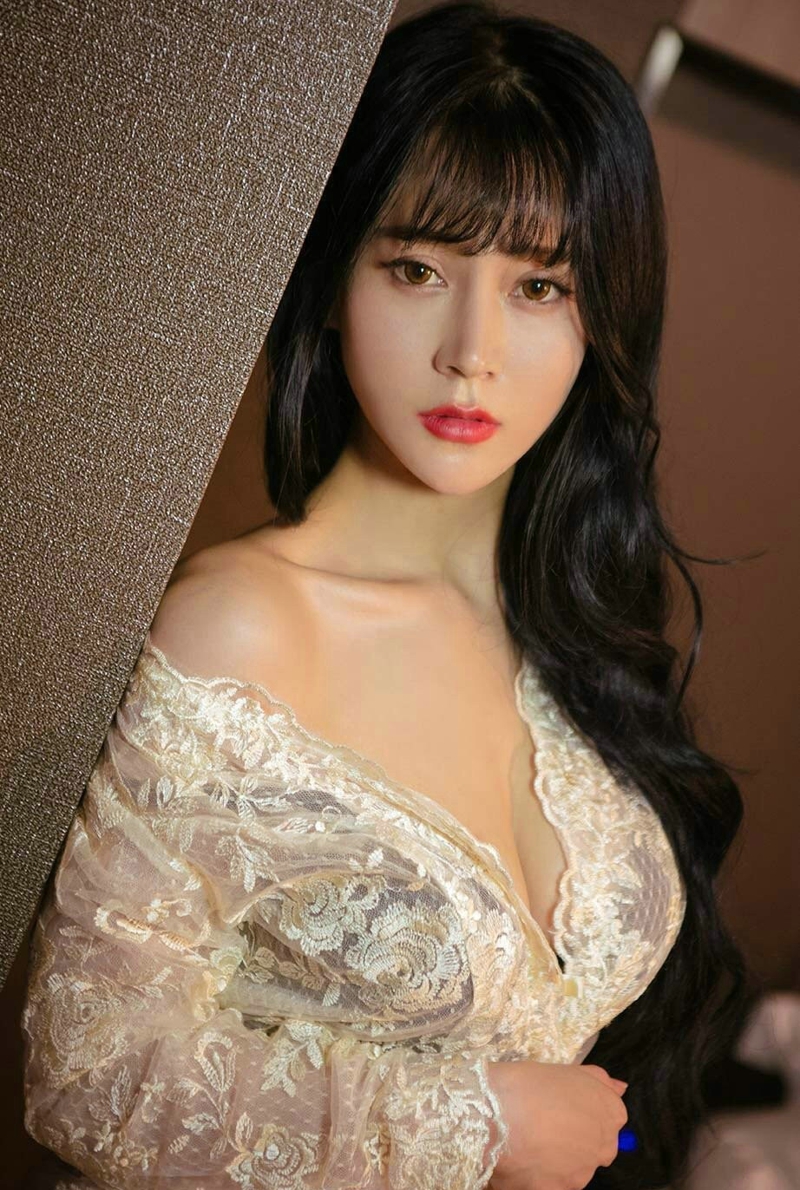 私房红唇诱惑女神睡衣气质写真